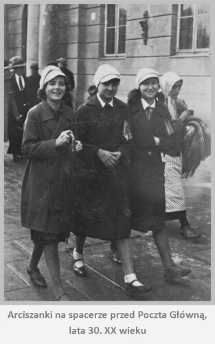 Arciszanki na spacerze przed Pocztą Główną. Lata 30. XX wieku.