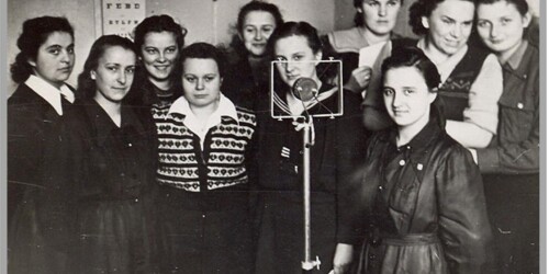 Uczennice w szkolnym radiowęźle, 1949 r.