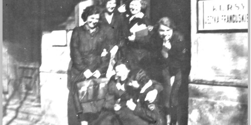 Uczennice przed budynkiem szkoły przy ul. Kapucyńskiej, ok. 1932 r.