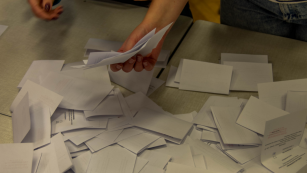 Rozsypane karty do głosowania po wyjęciu z urny