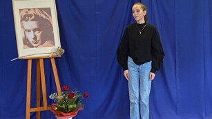10.	Młoda dziewczyna w ciemnej bluzce i dżinsach, z lewej strony portret.