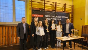 Laureaci Licealiady w szachach wraz z organizatorami