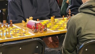 Dwaj zawdnicy w czasie rozgrywki szachowej