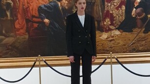 Młoda dziewczyna na tle obrazu  „Unia Lubelska” Jana Matejki