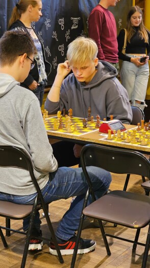 Dwaj zawdnicy w czasie rozgrywki szachowej