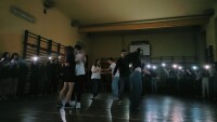 Grupa uczniów w sali gimnastcznej w trakcie dyskoteki