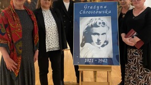Organizatorzy wraz z laureatką konkursu, z przodu rysunek twarzy Grażyny Chrostowskiej