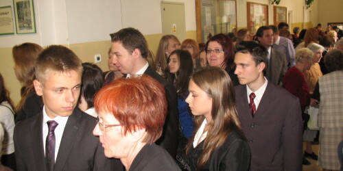 Grupa gości zaproszonych na wydarzenie, korytarz szkolny