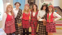 Organizatorzy konkursu Saint Andrew's Day w strojach szkockich