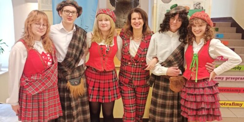 Organizatorzy konkursu Saint Andrew's Day w strojach szkockich