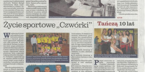 Jubileuszowe wydanie gazety, strona 15, kobieta w okularach za biurkiem, trzy zdjęcia drużyn sportowych, zdjęcie dziewcząt z zespołu tanecznego