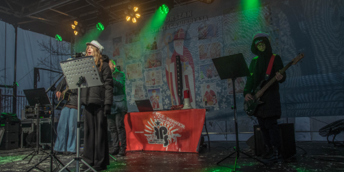 Scena Orszaku św. Mikołaja, szkolny zespół muzyczny w czasie występu