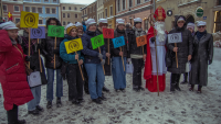 Grupa ludzi z tabliczkami IV LO, w czapkach Arciszanek na Rynku Głównym, zdjęcie z Mikołajem