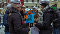 Dziewczęta z tabliczkami IV LO, w czapkach Arciszanek na Rynku Głównym