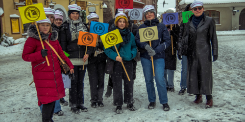 Grupa ludzi z tabliczkami IV LO, w czapkach Arciszanek na Rynku Głównym