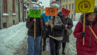 Grupa młodych ludzi z tabliczkami IV LO, w czapkach Arciszanek na Starym Mieście