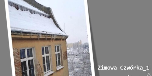 Zaśnieżony dach, w oddali panorama Starego Miasta w Lublinie