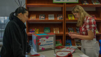 Dwie młode dziewczyny w bibliotece szkolnej, segregują listy szkolnej poczty walentynkowej
