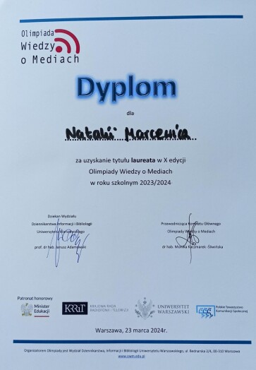 Niebieskie tło, logo Olimpiady o Mediach, dyplom za uzyskanie tytułu laureata