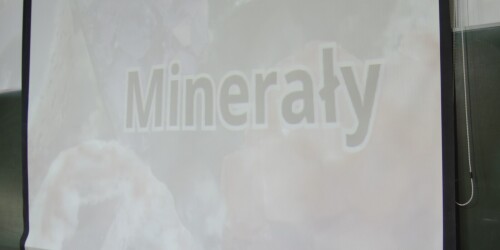 Jasna tablica z tekstem Minerały